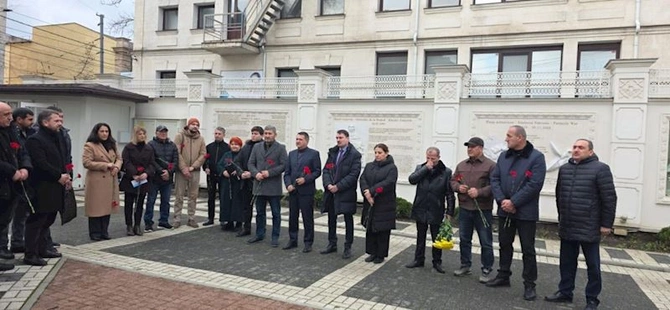 Moldovadakı Azərbaycan diasporu Azərbaycan Xalqının Ümummilli Lideri Heydər Əliyevin vəfatının 22-ci ildönümünü qeyd etdi — FOTOLAR