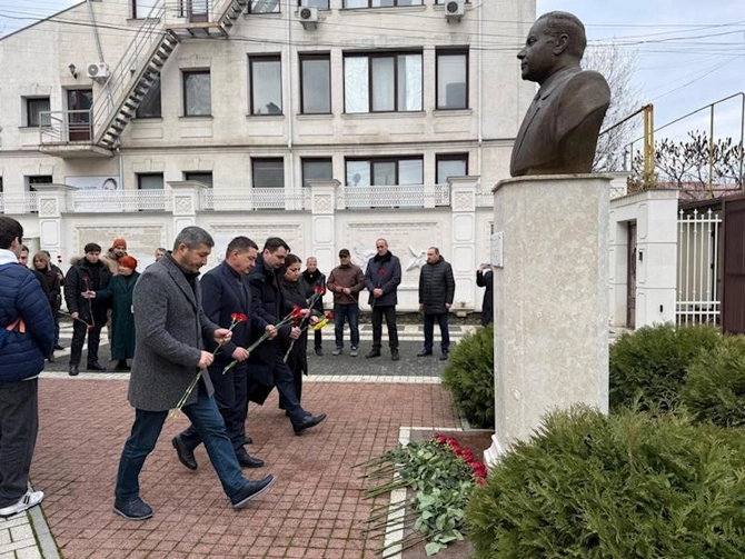 Moldovadakı Azərbaycan diasporu Azərbaycan Xalqının Ümummilli Lideri Heydər Əliyevin vəfatının 22-ci ildönümünü qeyd etdi — FOTOLAR