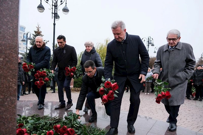 Heydər Əliyevin xatirəsi Həştərxan şəhərində yad edildi — FOTOLAR Heydər Əliyevin xatirəsi Həştərxan şəhərində yad edildi — FOTOLAR