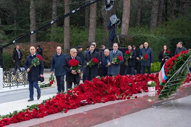ADSEA kollektivi Fəxri xiyabanda Heydər Əliyevin xatirəsini andı — FOTOLAR ADSEA kollektivi Fəxri xiyabanda Heydər Əliyevin xatirəsini andı — FOTOLAR
