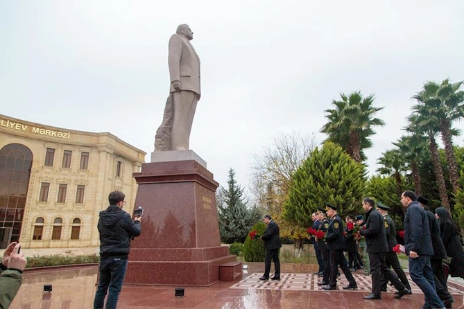 Salyanda Ümummilli Lider Heydər Əliyevin xatirəsi yad edilib — FOTOLAR