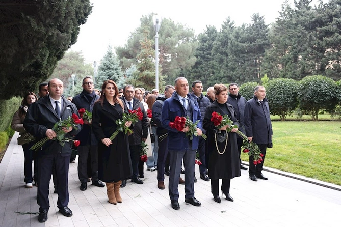 Veysəloğlu Şirkətlər Qrupu Fəxri xiyabanda Ümummilli Liderin məzarını ziyarət etdi — FOTOLAR