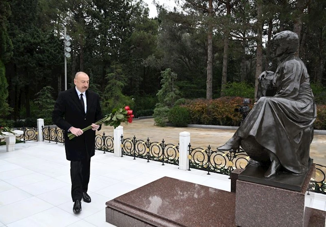Prezident İlham Əliyev və birinci xanım Mehriban Əliyeva Ümummilli Lider Heydər Əliyevin məzarını ziyarət ediblər — FOTOLAR (YENİLƏNİB)