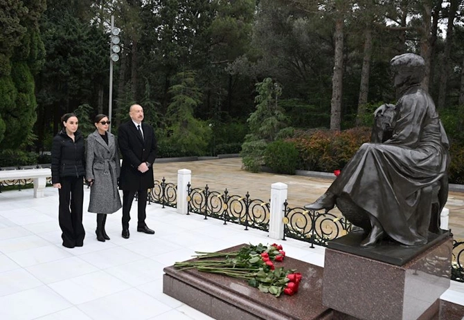 Prezident İlham Əliyev və birinci xanım Mehriban Əliyeva Ümummilli Lider Heydər Əliyevin məzarını ziyarət ediblər — FOTOLAR (YENİLƏNİB)