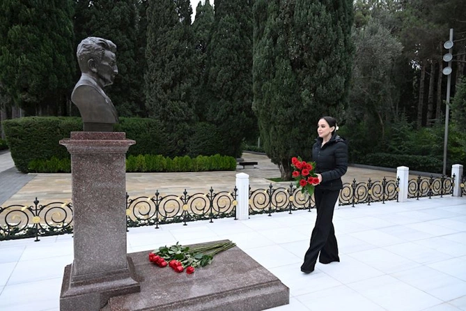 Prezident İlham Əliyev və birinci xanım Mehriban Əliyeva Ümummilli Lider Heydər Əliyevin məzarını ziyarət ediblər — FOTOLAR (YENİLƏNİB)