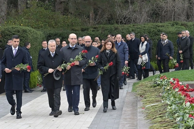 Elm və Təhsil Nazirliyinin kollektivi Fəxri xiyabanda — FOTOLAR Elm və Təhsil Nazirliyinin kollektivi Fəxri xiyabanda — FOTOLAR