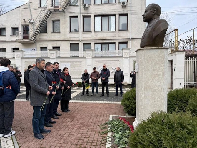 Moldovadakı Azərbaycan diasporu Azərbaycan Xalqının Ümummilli Lideri Heydər Əliyevin vəfatının 22-ci ildönümünü qeyd etdi — FOTOLAR