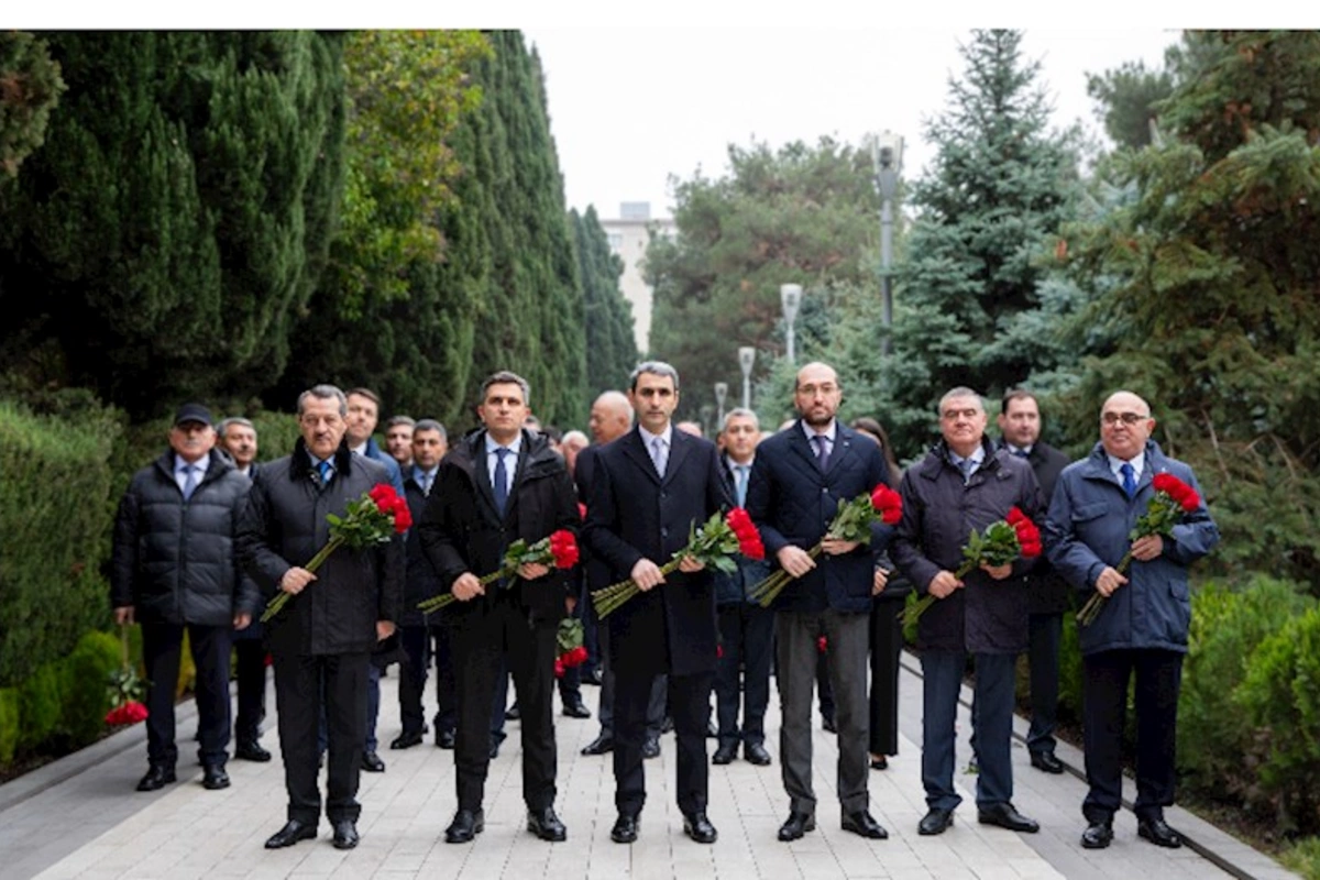 ADY kollektivi Ümummilli Lider Heydər Əliyevin məzarını ziyarət edib — FOTOLAR