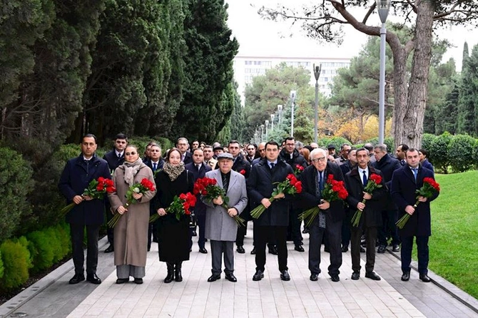 Mədəniyyət Nazirliyinin kollektivi Heydər Əliyevin məzarını ziyarət etdi — FOTOLAR