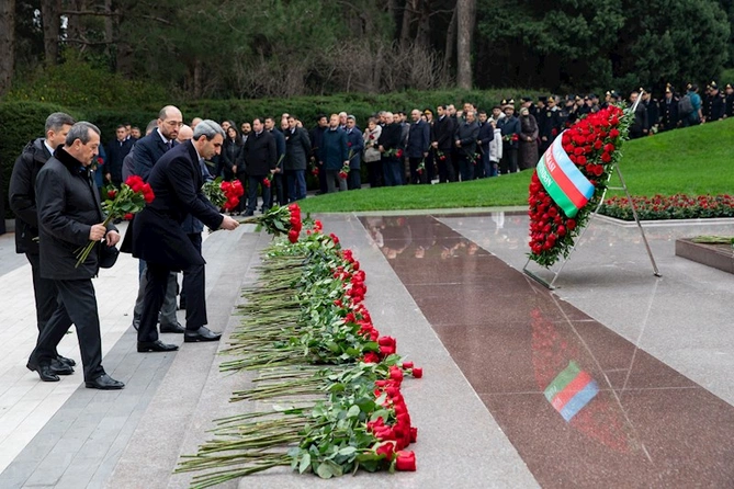 ADY kollektivi Ümummilli Lider Heydər Əliyevin məzarını ziyarət edib — FOTOLAR ADY kollektivi Ümummilli Lider Heydər Əliyevin məzarını ziyarət edib — FOTOLAR
