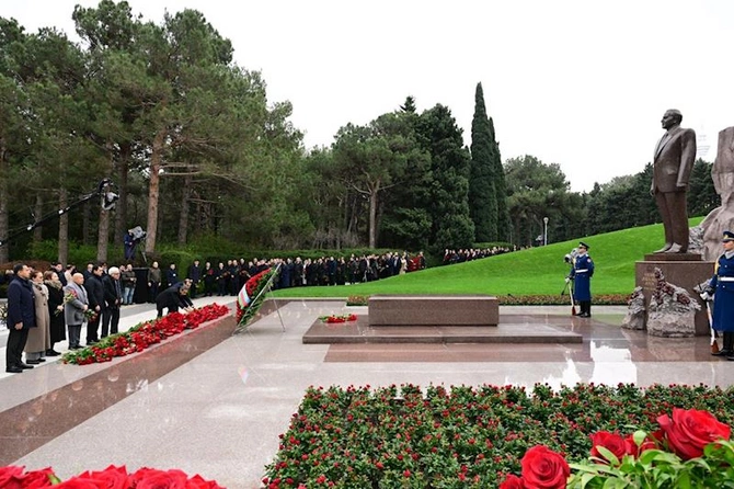 Mədəniyyət Nazirliyinin kollektivi Heydər Əliyevin məzarını ziyarət etdi — FOTOLAR