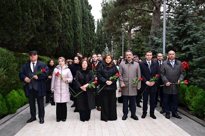 Mədəniyyət Nazirliyinin kollektivi Heydər Əliyevin məzarını ziyarət etdi — FOTOLAR
