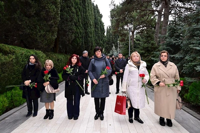 Mədəniyyət Nazirliyinin kollektivi Heydər Əliyevin məzarını ziyarət etdi — FOTOLAR