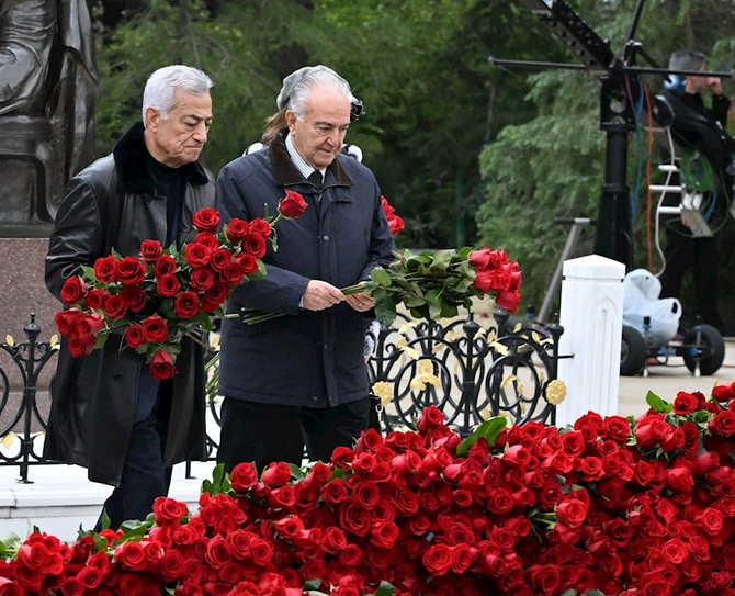 Vaqif Axundov Fəxri xiyabanı ziyarət edib — FOTOLAR