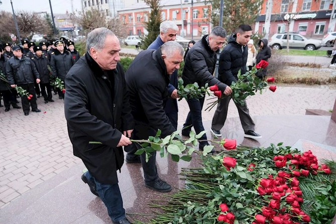 Heydər Əliyevin xatirəsi Həştərxan şəhərində yad edildi — FOTOLAR Heydər Əliyevin xatirəsi Həştərxan şəhərində yad edildi — FOTOLAR