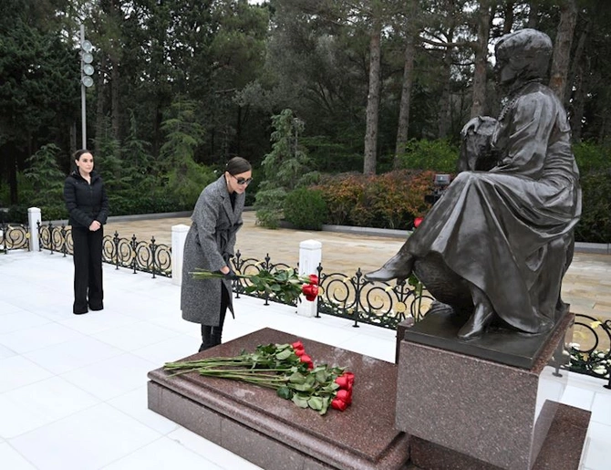 Prezident İlham Əliyev və birinci xanım Mehriban Əliyeva Ümummilli Lider Heydər Əliyevin məzarını ziyarət ediblər — FOTOLAR (YENİLƏNİB)