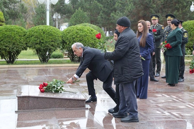 Hacıqabulda Ümummilli liderin vəfatının 22-ci ildönümü ehtiramla yad edildi — FOTOLAR Hacıqabulda Ümummilli liderin vəfatının 22-ci ildönümü ehtiramla yad edildi — FOTOLAR