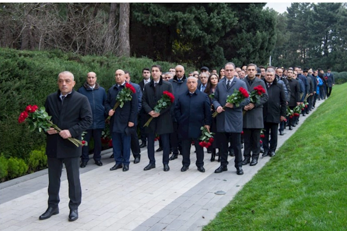 ADSEA kollektivi Fəxri xiyabanda Heydər Əliyevin xatirəsini andı — FOTOLAR
