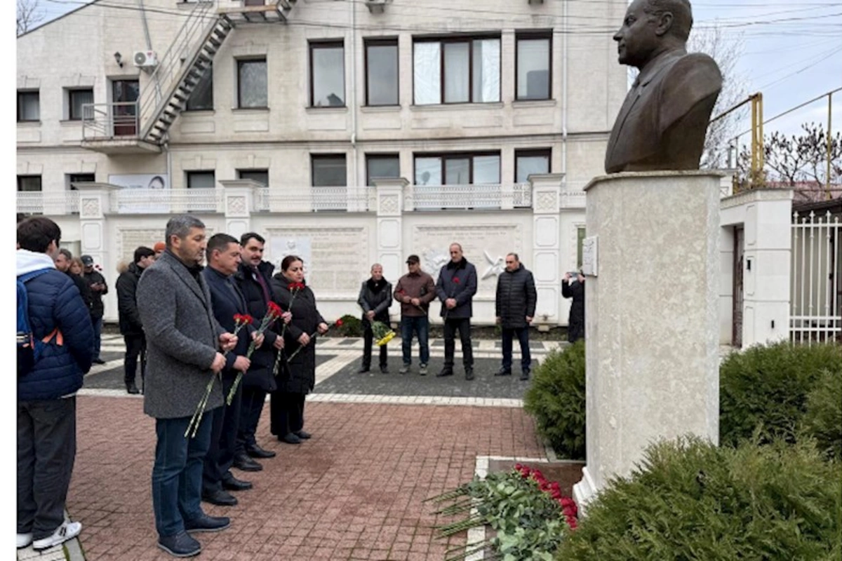 Moldovadakı Azərbaycan diasporu Azərbaycan Xalqının Ümummilli Lideri Heydər Əliyevin vəfatının 22-ci ildönümünü qeyd etdi — FOTOLAR