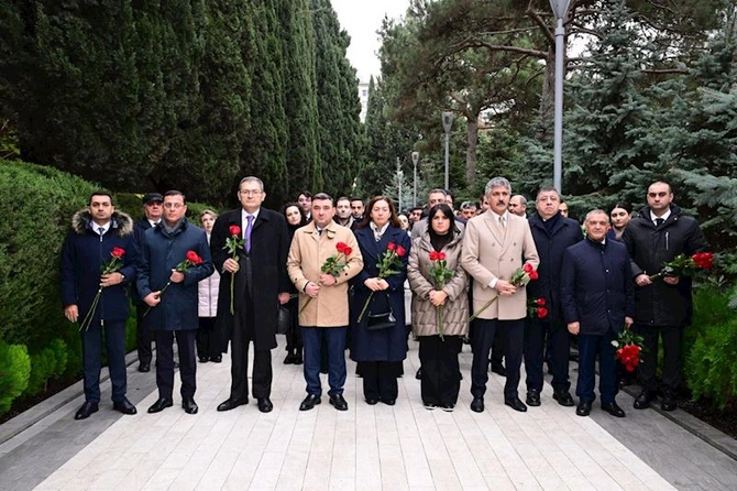 Mədəniyyət Nazirliyinin kollektivi Heydər Əliyevin məzarını ziyarət etdi — FOTOLAR