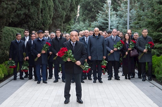 ADSEA kollektivi Fəxri xiyabanda Heydər Əliyevin xatirəsini andı — FOTOLAR ADSEA kollektivi Fəxri xiyabanda Heydər Əliyevin xatirəsini andı — FOTOLAR