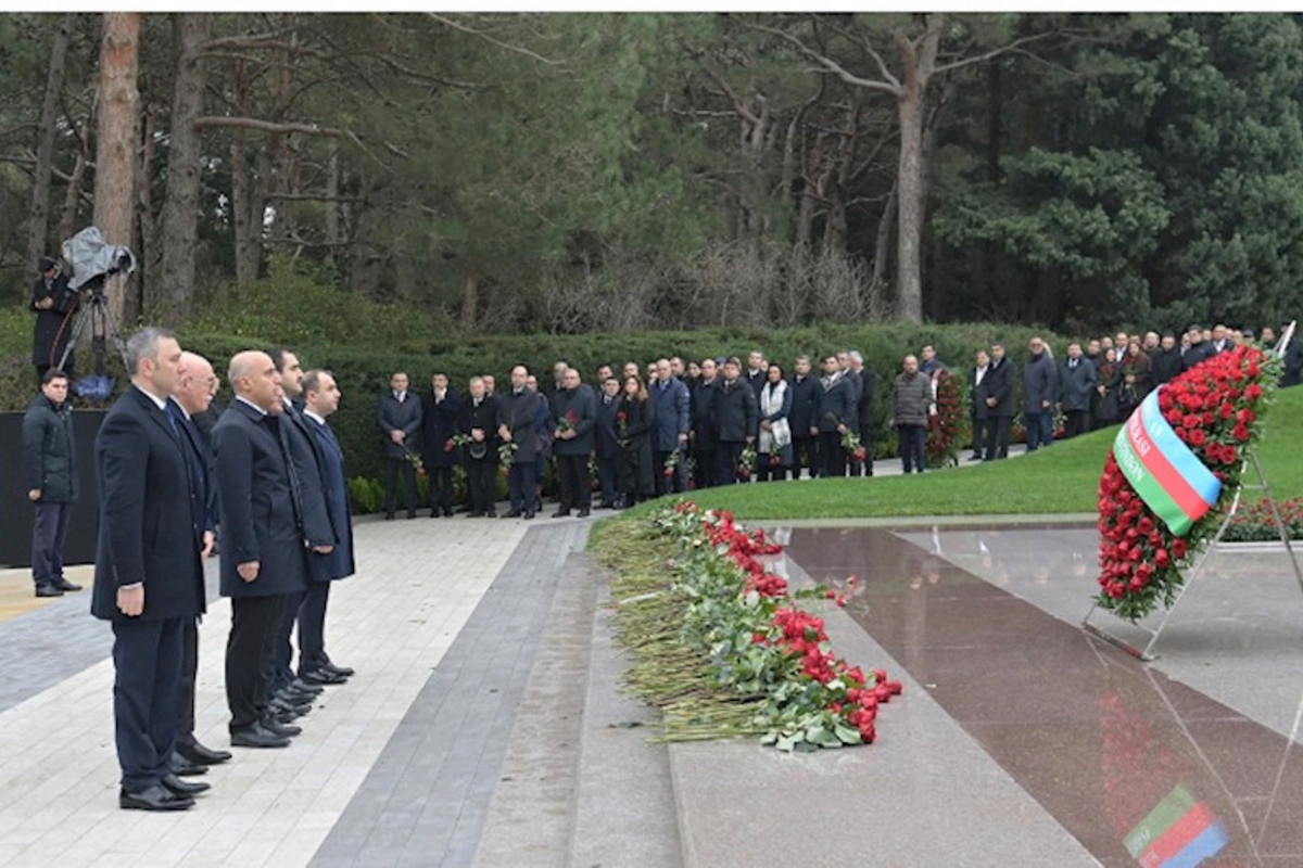 Elm və Təhsil Nazirliyinin kollektivi Fəxri xiyabanda — FOTOLAR