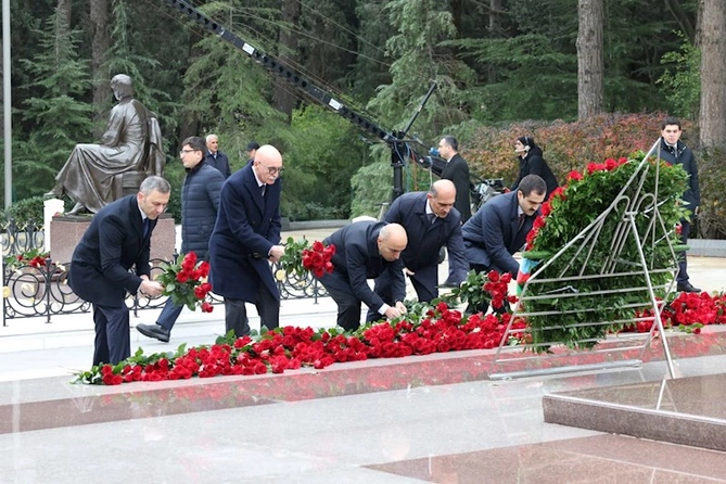 Elm və Təhsil Nazirliyinin kollektivi Fəxri xiyabanda — FOTOLAR Elm və Təhsil Nazirliyinin kollektivi Fəxri xiyabanda — FOTOLAR