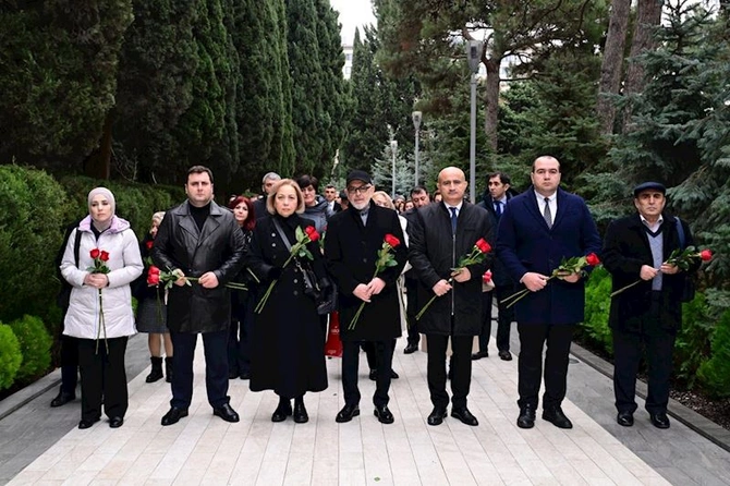 Mədəniyyət Nazirliyinin kollektivi Heydər Əliyevin məzarını ziyarət etdi — FOTOLAR