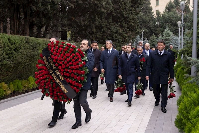 AzerGold QSC və törəmə şirkətlərinin kollektivi Ümummilli Lider Heydər Əliyevin məzarını ziyarət edib — FOTO
