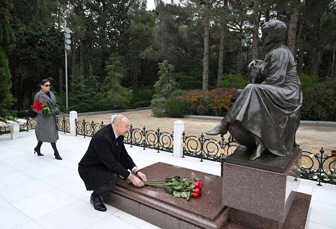 Prezident İlham Əliyev və birinci xanım Mehriban Əliyeva Ümummilli Lider Heydər Əliyevin məzarını ziyarət ediblər — FOTOLAR (YENİLƏNİB)
