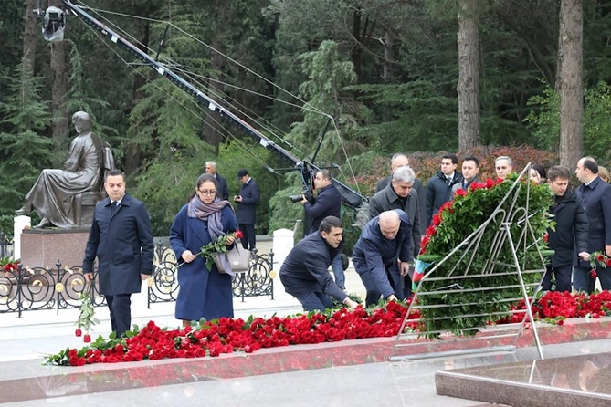 Elm və Təhsil Nazirliyinin kollektivi Fəxri xiyabanda — FOTOLAR Elm və Təhsil Nazirliyinin kollektivi Fəxri xiyabanda — FOTOLAR