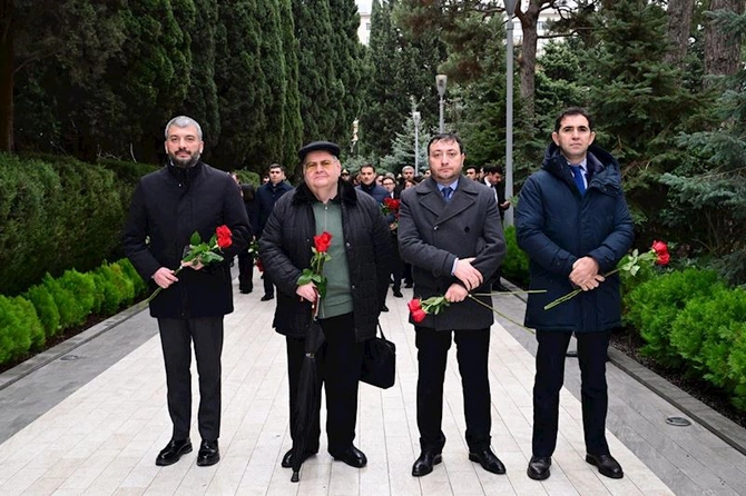 Mədəniyyət Nazirliyinin kollektivi Heydər Əliyevin məzarını ziyarət etdi — FOTOLAR