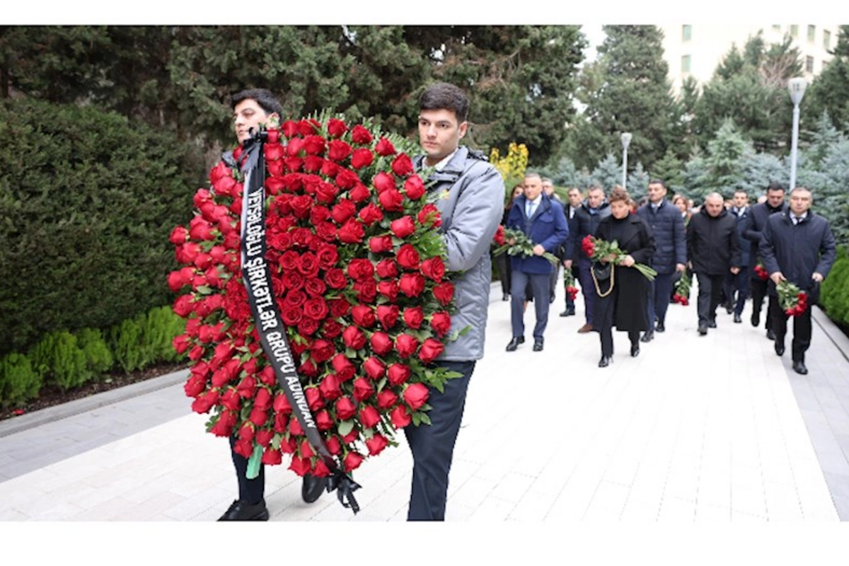 Veysəloğlu Şirkətlər Qrupu Fəxri xiyabanda Ümummilli Liderin məzarını ziyarət etdi — FOTOLAR