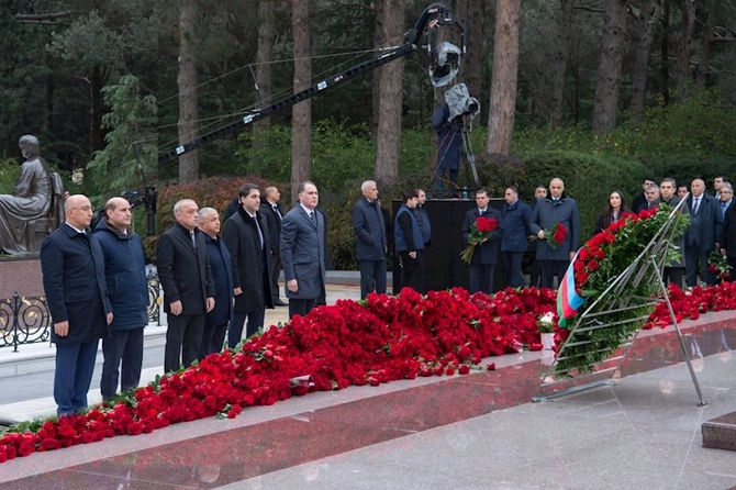 ADSEA kollektivi Fəxri xiyabanda Heydər Əliyevin xatirəsini andı — FOTOLAR ADSEA kollektivi Fəxri xiyabanda Heydər Əliyevin xatirəsini andı — FOTOLAR