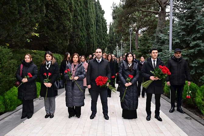 Mədəniyyət Nazirliyinin kollektivi Heydər Əliyevin məzarını ziyarət etdi — FOTOLAR