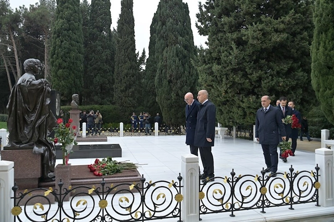 Elm və Təhsil Nazirliyinin kollektivi Fəxri xiyabanda — FOTOLAR Elm və Təhsil Nazirliyinin kollektivi Fəxri xiyabanda — FOTOLAR