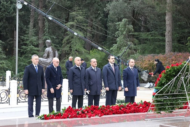 Elm və Təhsil Nazirliyinin kollektivi Fəxri xiyabanda — FOTOLAR Elm və Təhsil Nazirliyinin kollektivi Fəxri xiyabanda — FOTOLAR