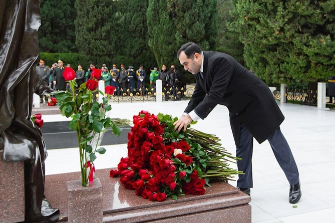 ƏSF kollektivi Fəxri xiyabanı ziyarət edib — FOTO