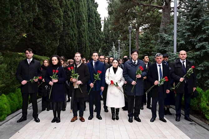 Mədəniyyət Nazirliyinin kollektivi Heydər Əliyevin məzarını ziyarət etdi — FOTOLAR