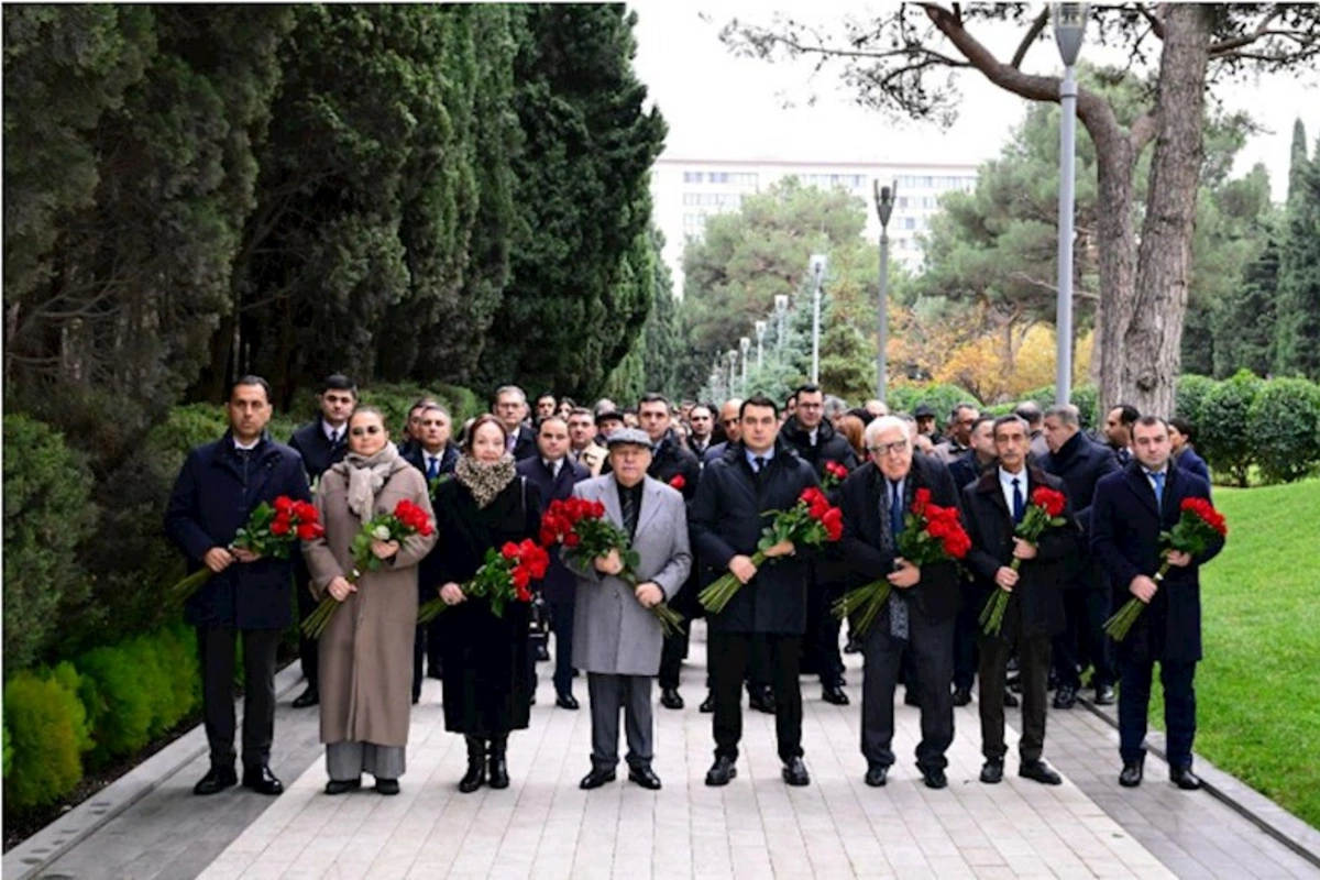 Mədəniyyət Nazirliyinin kollektivi Heydər Əliyevin məzarını ziyarət etdi — FOTOLAR
