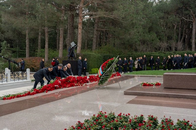 ETSN kollektivi Ulu Öndər Heydər Əliyevin xatirəsini yad edib — FOTOLAR