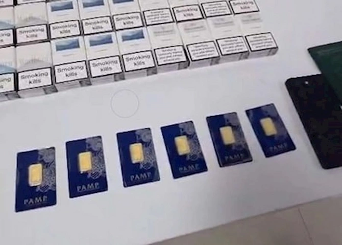 Telefonun içərisində gömrükdən qızıl külçələr keçirmək istədilər — FOTOLAR Telefonun içərisində gömrükdən qızıl külçələr keçirmək istədilər — FOTOLAR