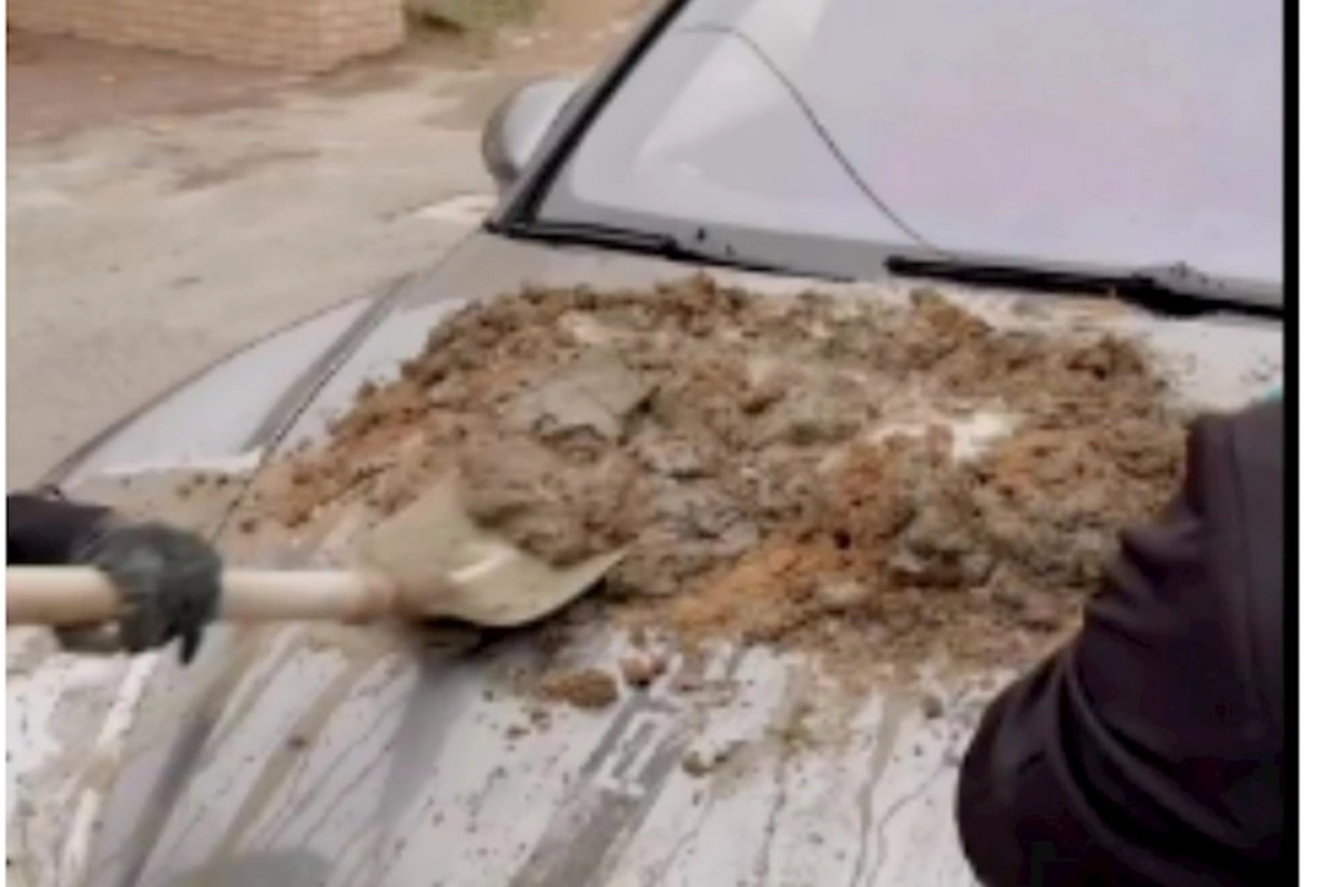 Bakıda Porschenin üstündə beton qarışdırdılar — VİDEO