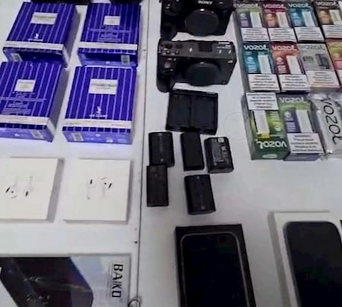 Telefonun içərisində gömrükdən qızıl külçələr keçirmək istədilər — FOTOLAR Telefonun içərisində gömrükdən qızıl külçələr keçirmək istədilər — FOTOLAR
