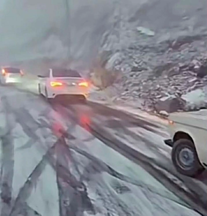 Lazaya gedən yolu buz bağladı — FOTOLAR Lazaya gedən yolu buz bağladı — FOTOLAR