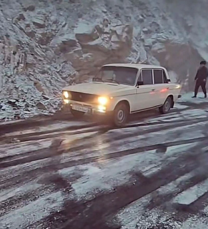 Lazaya gedən yolu buz bağladı — FOTOLAR Lazaya gedən yolu buz bağladı — FOTOLAR