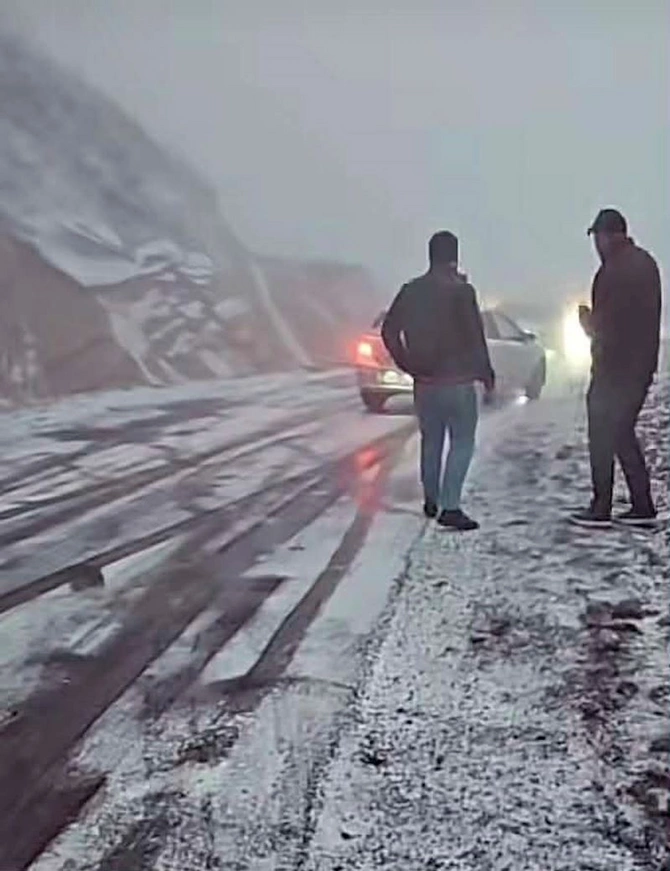Lazaya gedən yolu buz bağladı — FOTOLAR Lazaya gedən yolu buz bağladı — FOTOLAR
