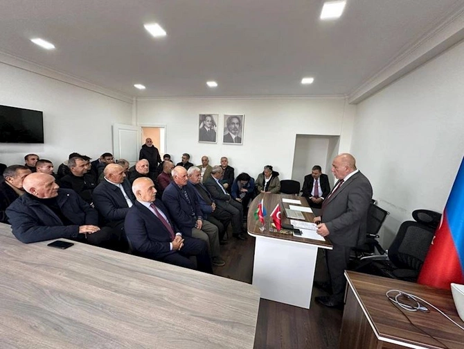 Pənah Hüseyn partiya sədrliyindən istefa verdi — FOTOLAR Pənah Hüseyn partiya sədrliyindən istefa verdi — FOTOLAR