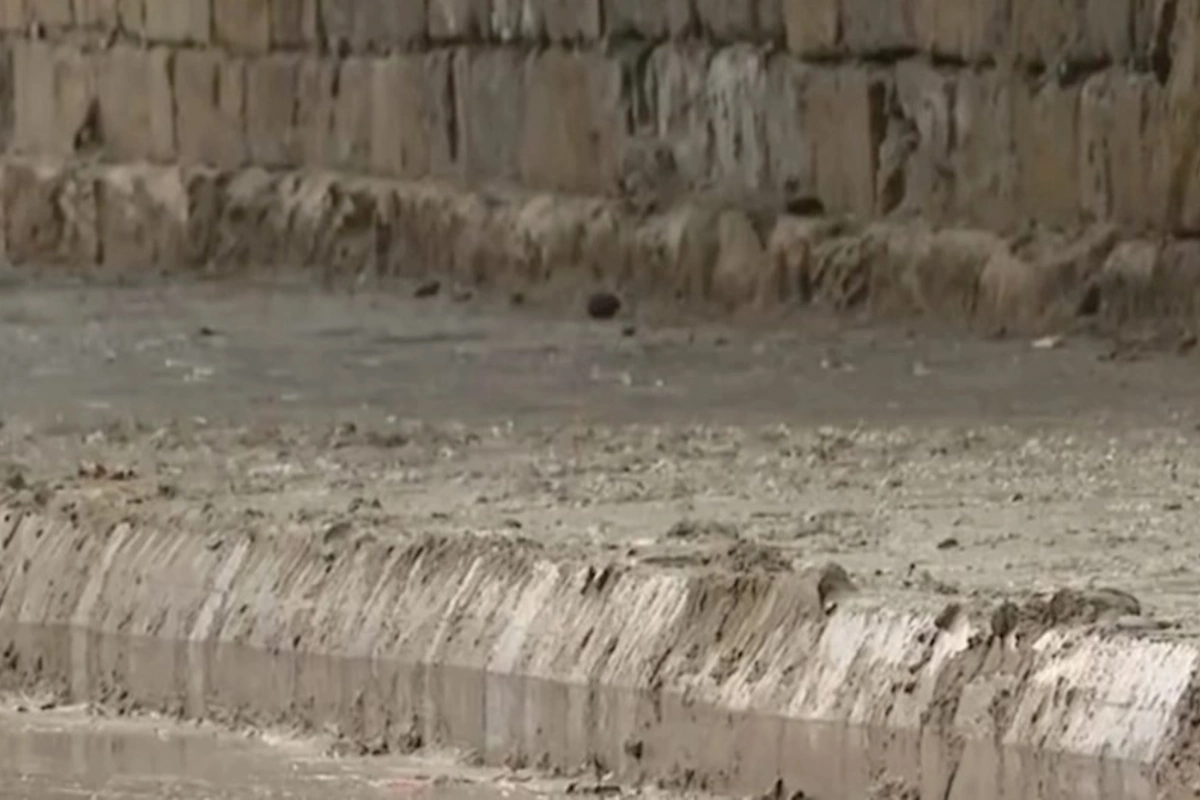 Bakının mərkəzində TƏHLÜKƏ: Torpaq sürüşməsi riski — VİDEO