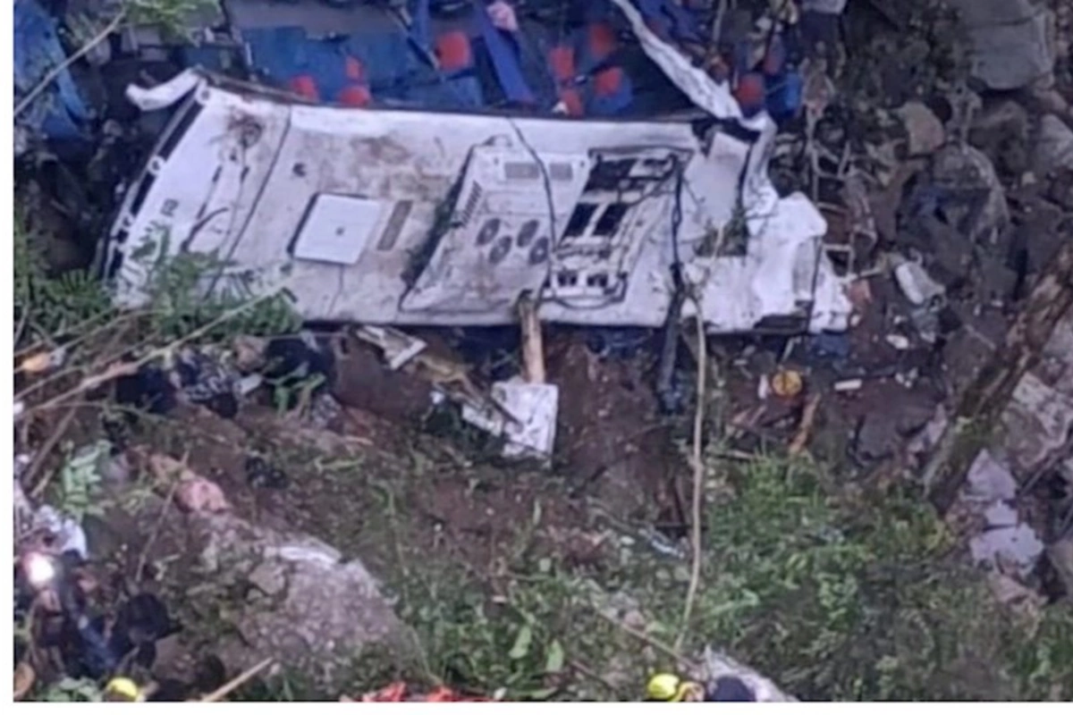 Kolumbiyada məktəb avtobusu qəzaya uğrayıb, on altı nəfər ölüb